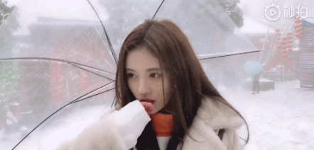 鞠婧祎晒视频纪念初雪 撑伞在雪中漫步清纯可人