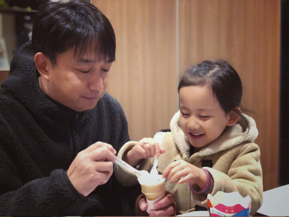 黄磊与小女儿分享冰淇淋 多妹俏皮眼神暖化人心