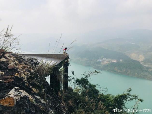 王俊凯坐高台边角很惊险 晒秀丽风景画面唯美动人