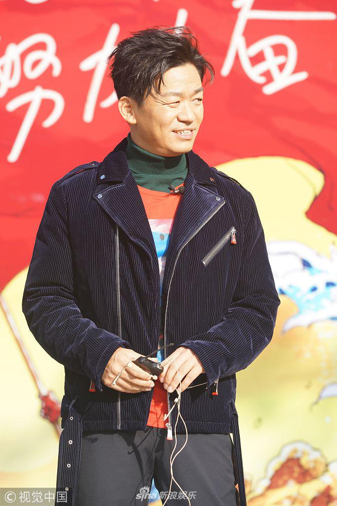 王宝强笑容灿烂与粉丝自拍 变“励志哥”鼓励群众演员