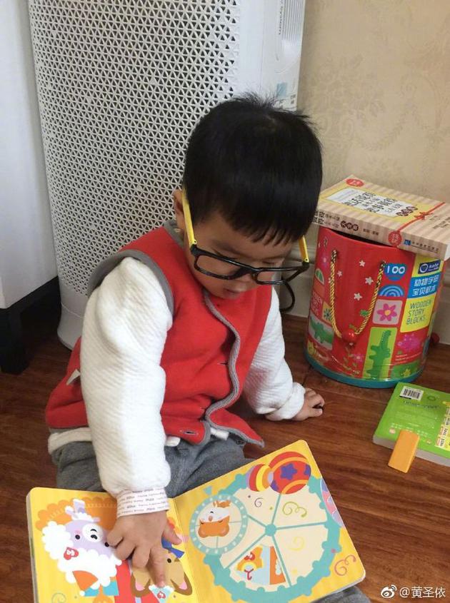黄圣依为小儿子庆两岁生日 安麟呆萌乖巧睫毛抢镜