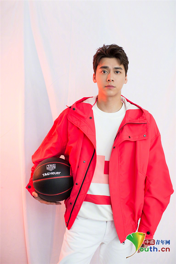李易峰红装写真曝光 玩篮球显校草本色重回18岁