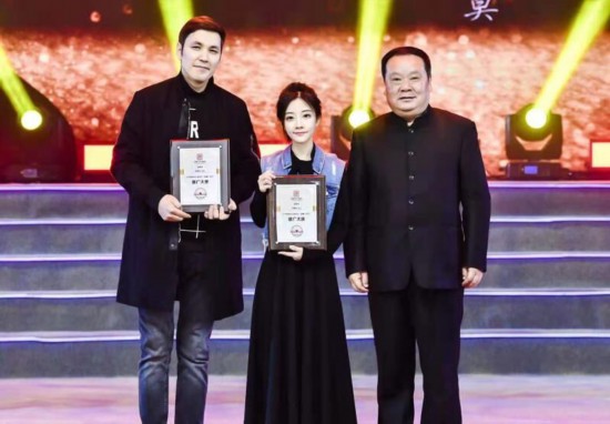 冯提莫获颁中国演出行业协会“直播+演艺”推广大使